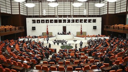Türkiyə parlamenti yeni konstitusiyaya `hə` dedi