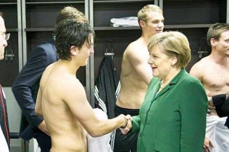 Merkel Türk futbolçunun soyunma otağına niyə girmişdi? – 