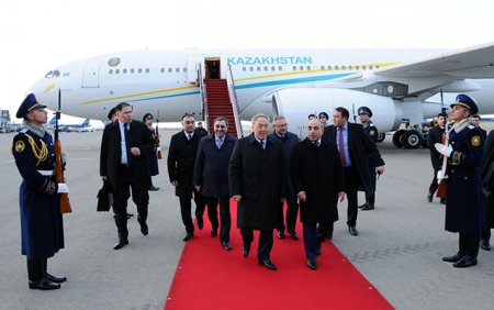 İlham Əliyev Nazarbayevlə görüşüb - 
