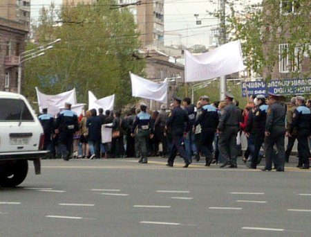 Ermənistanda etirazçılar Qarabağa gedən yolu bağladı