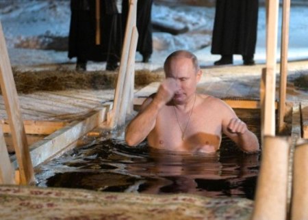 Putin 7 dərəcə şaxtada gölə girib - 