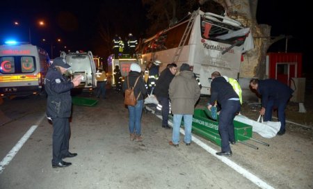 Türkiyədə avtobus qəzasında 13 nəfər ölüb, 42 nəfər yaralanıb