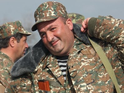 Ermənistanda aksiyaçılara dəstək verən icra başçısını güllələdilər