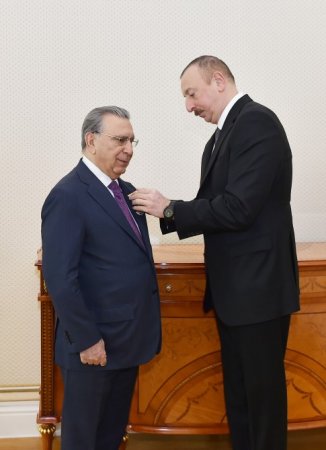  Prezident Ramiz Mehdiyevi “Şöhrət” ordeni ilə təltif etdi - 