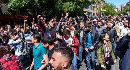İrəvanda 100 minlik aksiya: barrikadalar quruldu