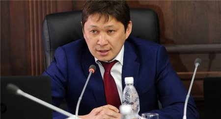 Qırğızıstanın eks-prezidentinin başı üstündə korrupsiya pərləri hərlənir