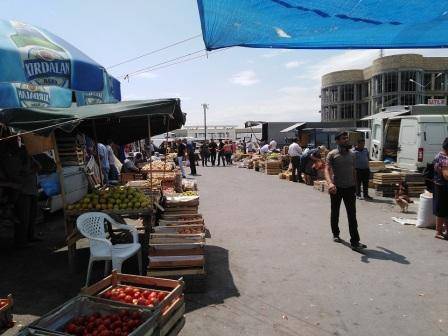 Zakir Fərəcov İman Kərimovun yarmarkasından yer pulu yığdırır – 