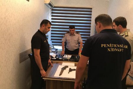 Penitensiar Xidmət əməkdaşları Bakıda məhbusun gizlətdiyi silahları aşkarladı 