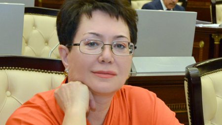 Ramiz Mehdiyev Elmira Axundovaya “Xalq yazıçısı” vəsiqəsi verdi