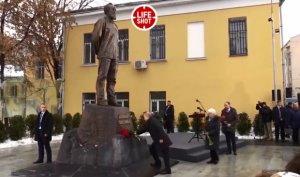 Rusiya prezidenti Soljenitsının heykəlinin açılışına gəldi - 