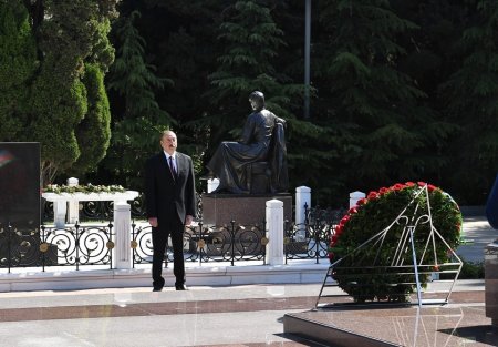 Prezidenti ümummilli lider Heydər Əliyevin məzarını ziyarət edib