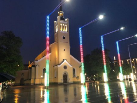 Estoniyanın "Azadlıq" meydanı Azərbaycan bayrağının rənglərində işıqlandırılıb