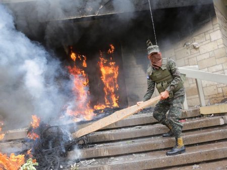 Hondurasda aksiyaçılar ABŞ səfirliyinin binasının girişini yandırıblar