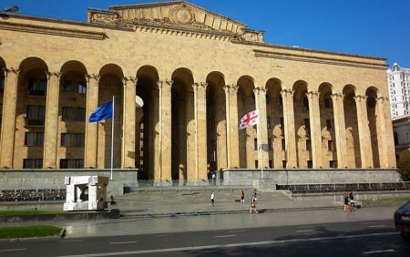 Tbilisidə müxalifət tərəfdarları Gürcüstan parlamentinin ətrafına toplaşır