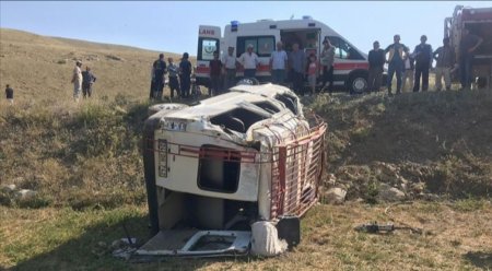 Türkiyədə sərnişin mikroavtobusu uçuruma yuvarlandı