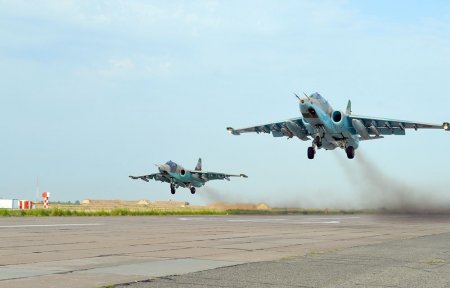 Su-25 hücum təyyarələri döyüş atışlı uçuş məşqləri keçirib -