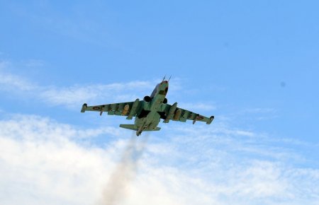 Su-25 hücum təyyarələri döyüş atışlı uçuş məşqləri keçirib -