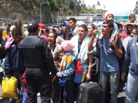 Miqrantlar sərhəddə problem yaratdı - Venesuelalılar vizaya etiraz edir