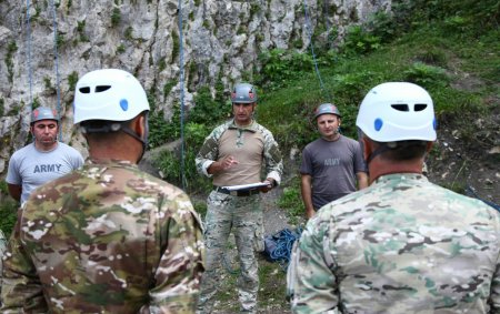 Azərbaycan hərbçiləri Gürcüstanda dağ təlimində iştirak edirlər