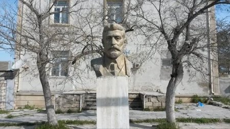 Bakıda Əzizbəyovun “unudulmuş” büstü götürüldü - 