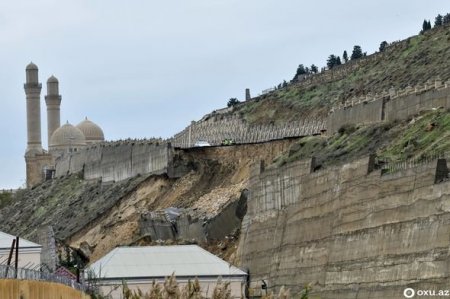 Saleh Məmmədovun villası və sürüşən yoldakı istinad divarlarının fərqi 