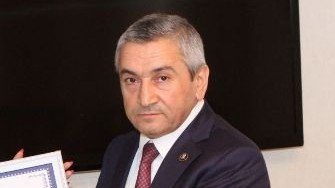 Adil Vəliyev sadə həyat yaşamır -