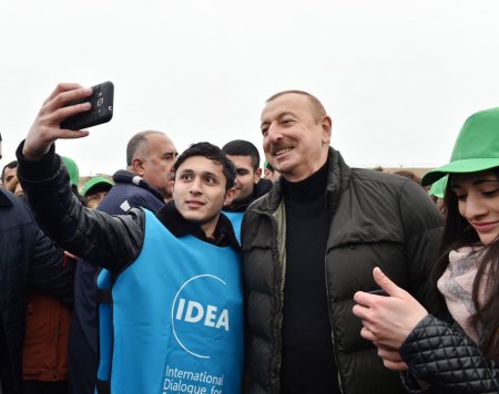 İlham Əliyevlə Mehriban Əliyeva gənclərlə bir arada -