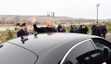 İlham Əliyevlə Mehriban Əliyeva gənclərlə bir arada -