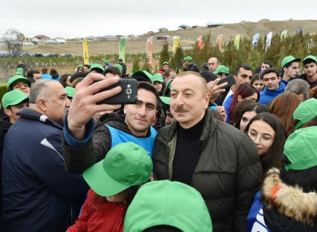 İlham Əliyevlə Mehriban Əliyeva gənclərlə bir arada -