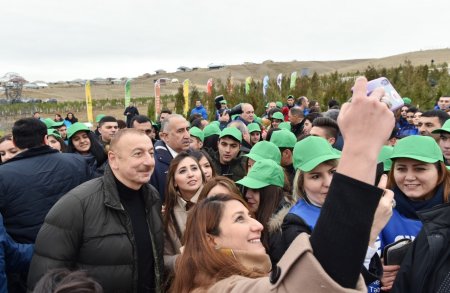 İlham Əliyevlə Mehriban Əliyeva gənclərlə bir arada -