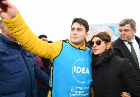 İlham Əliyevlə Mehriban Əliyeva gənclərlə bir arada -