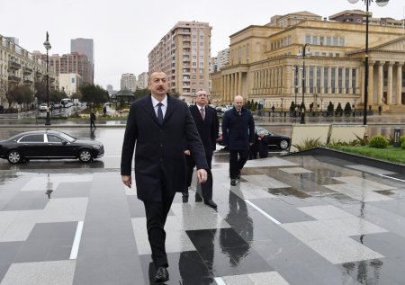 Prezident Xətainin heykəlinin köçürüldüyü parka baş çəkdi -