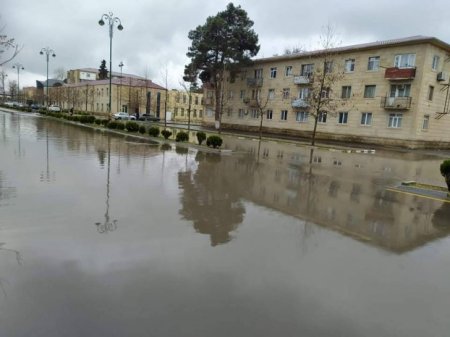 İmişli rayon mərkəzi böyük gölə çevrildi, İH şöbə müdiri faktı dandı - 