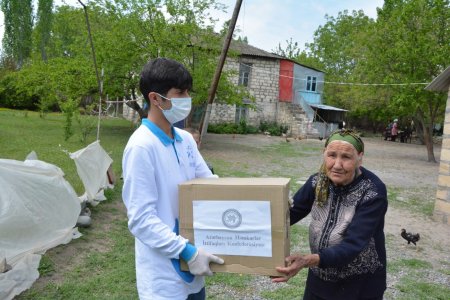 Həmkarlar İttifaqları Konfederasiyası Tərtərdə 50 aztəminatlı ailəyə ərzaq yardımı edib Həmkarlar İttifaqları Konfederasiyası Tərtərdə 50 aztəminatlı ailəyə ərzaq yardımı edib