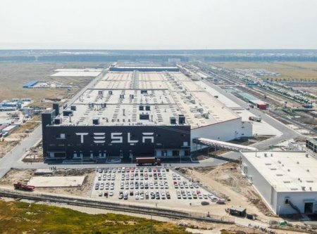 "Tesla" zavodu işçilərinin maaşını 30 faiz azaltdı