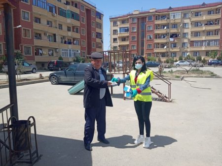 Qaradağ rayonunda əhaliyə tibbi maskalar paylanılır