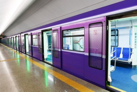 Bakı metrosunda elanları uşaqlar səsləndirib