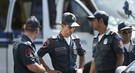 Ermənistan polisi maska taxmayan vətəndaşı boğdu - 