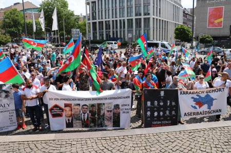 Düsseldorfda yaşayan azərbaycanlılar ordumuza dəstək oldu