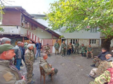 Araik Arutyunyan hansısa zirzəmidə qocaları yığıb dedi: 