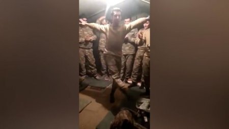 Evə dönməyə hazırlaşan əsgərlərimizin rəqsi - 