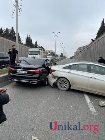 Bakıda "AA" seriyalı avtomobil qəza törətdi - Bakıda "AA" seriyalı avtomobil qəza törətdi -