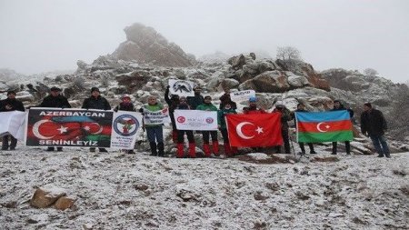 Türkiyəli alpinistlər Xocalı şəhidləri üçün Haça dağına qalxdılar