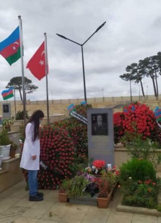 Polad Həşimovun tələbə qızı ilk dərs günü atasının məzarını ziyarət edib -