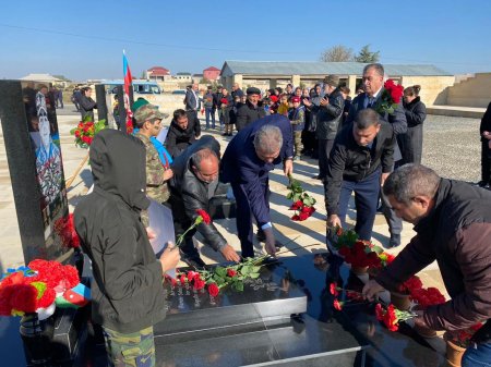 İcra başçısı şəhidin məzarını ziyarət etdi 