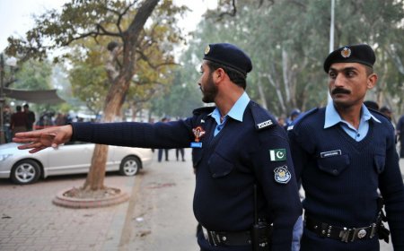 Pakistan polisi İmran Xanın evini mühasirəyə alıb