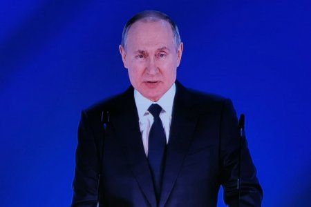 Putin: Rusiyaya qarşı hibrid müharibə aparılır