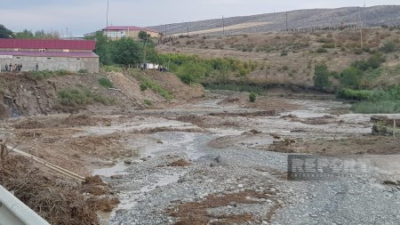 Bakı-Şamaxı-Yevlax yolunu su basıb, yüzlərlə avtomobil yolda qalıb