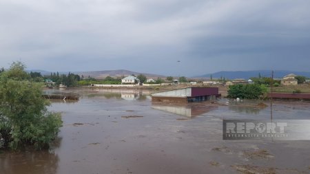 Bakı-Şamaxı-Yevlax yolunu su basıb, yüzlərlə avtomobil yolda qalıb