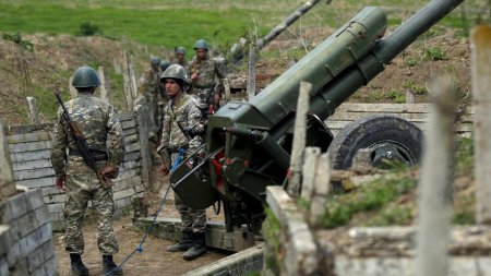 Ermənistan ağır texnikanı sərhədə yığdı